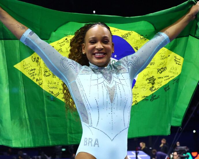 Rebeca Andrade conquista o tricampeonato mundial no salto sobre a mesa