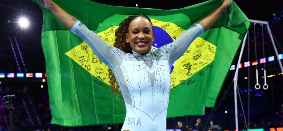 Rebeca Andrade conquista o tricampeonato mundial no salto sobre a mesa
