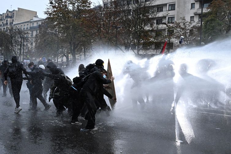 Sindicatos e grupos de protesto convocam novas manifestações na França