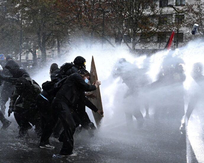 Sindicatos e grupos de protesto convocam novas manifestações na França