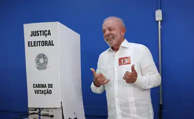 Presidente Luiz Inácio Lula da Silva faz gesto após votar no segundo turno das eleições presidenciais, em São Bernardo do Campo (SP), em 25 de outubro de 2026. REUTERS/Amanda Perobelli