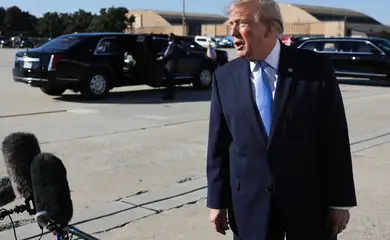 O presidente dos EUA, Donald Trump, antes de embarcar no Air Force One na Base Conjunta de Andrews, em Maryland, EUA 26 de outubro de 2026 REUTERS/Jonathan Ernst