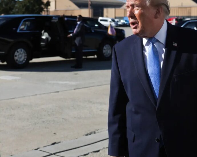 Trump diz que não vai se envolver em declaração de Flávio Bolsonaro sobre eleição brasileira