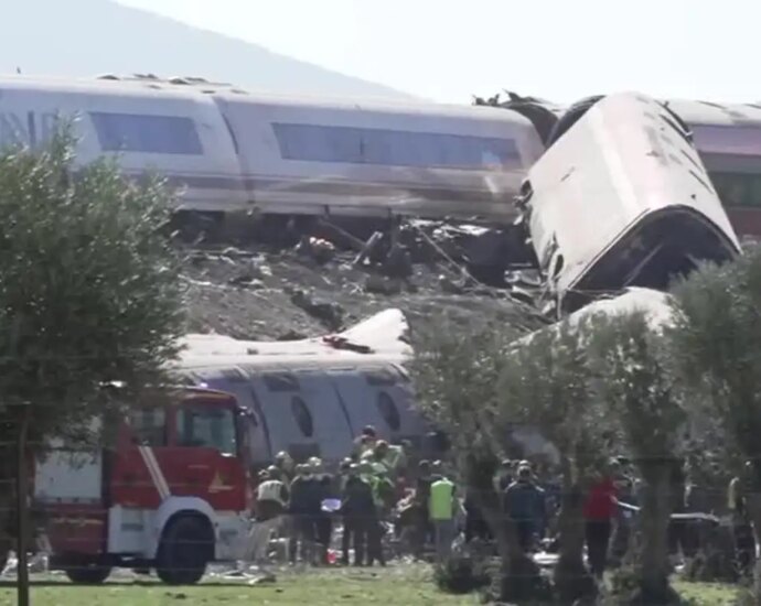 Espanha realiza primeiros funerais após acidente ferroviário que deixou 69 mortos