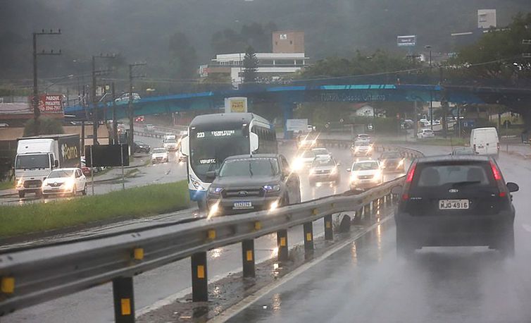 Frente fria provoca tempestades e granizo no centro-sul do Brasil