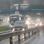 Frente fria provoca tempestades e granizo no centro-sul do Brasil