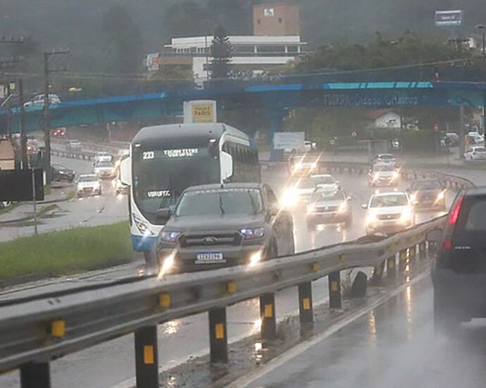 Frente fria provoca tempestades e granizo no centro-sul do Brasil