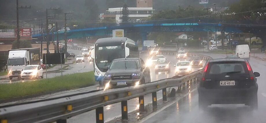 Frente fria provoca tempestades e granizo no centro-sul do Brasil
