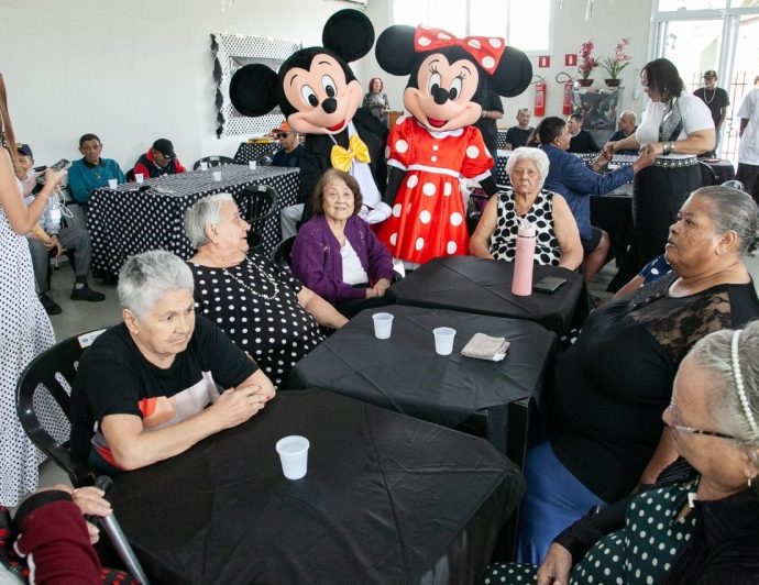 Centro Dia Celebra os Anos 60 com Evento Especial para Idosos
