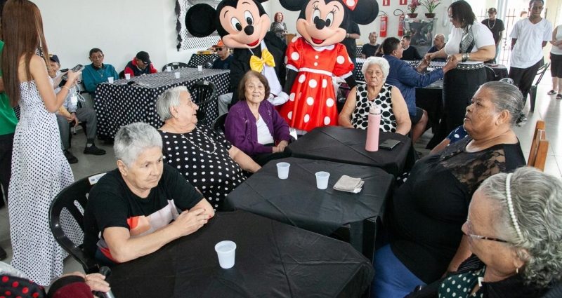 Centro Dia Celebra os Anos 60 com Evento Especial para Idosos