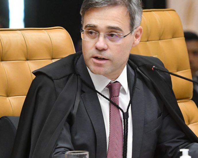 Ministro do TSE Ordena Remoção de Vídeo de Deputados Críticos a Flávio Bolsonaro