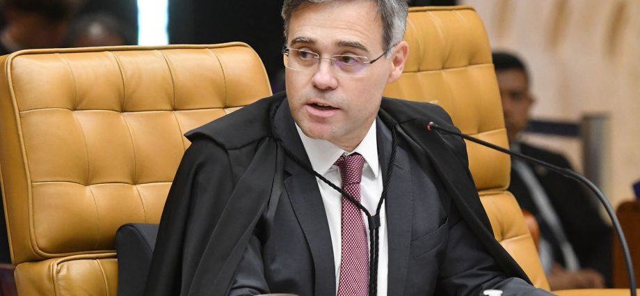 Ministro do TSE Ordena Remoção de Vídeo de Deputados Críticos a Flávio Bolsonaro