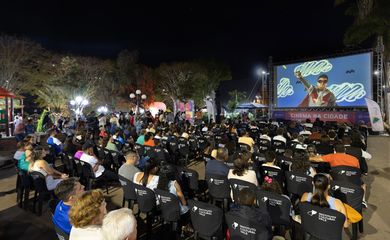 Rio Piraciba (MG), 12/09/2025 - O projeto Cinema na Cidade - CineBH, apresente filme na Praça Maria do Rosário Caldeira. Foto: Leo Lara/Universo Produção