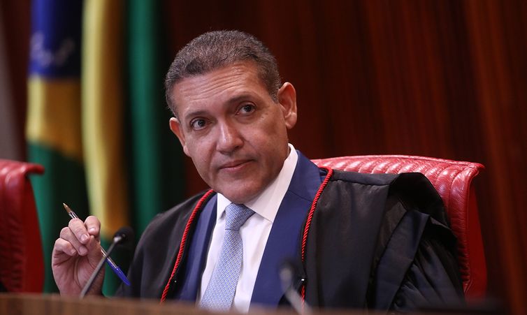TSE Suspende Propaganda do PT Após Ação de Flávio Bolsonaro