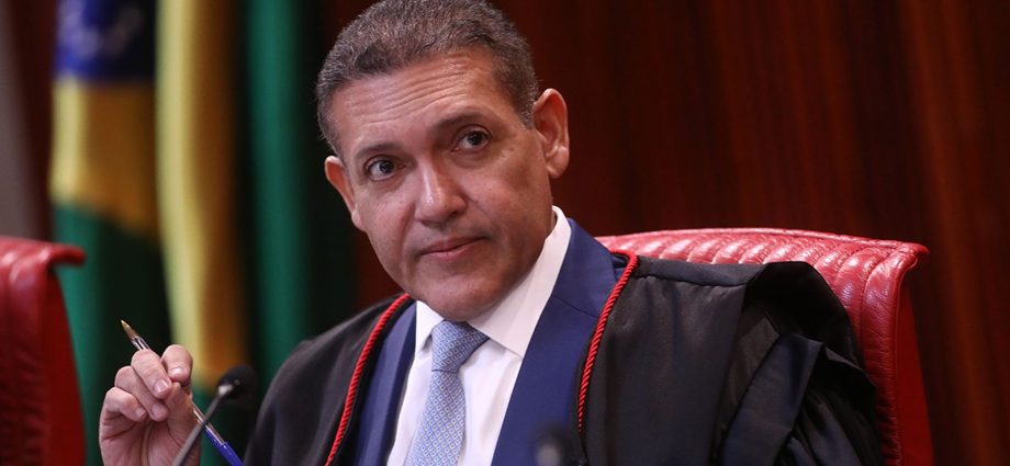TSE Suspende Propaganda do PT Após Ação de Flávio Bolsonaro