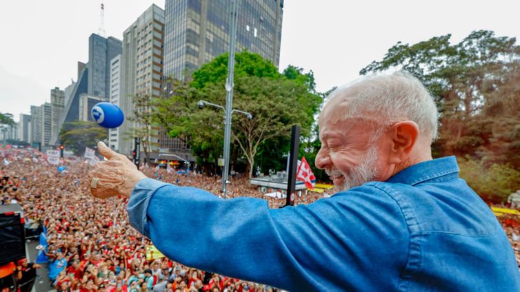 Ato pela Reeleição de Lula Mobiliza Multidões na Avenida Paulista