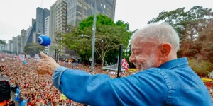 Ato pela Reeleição de Lula Mobiliza Multidões na Avenida Paulista