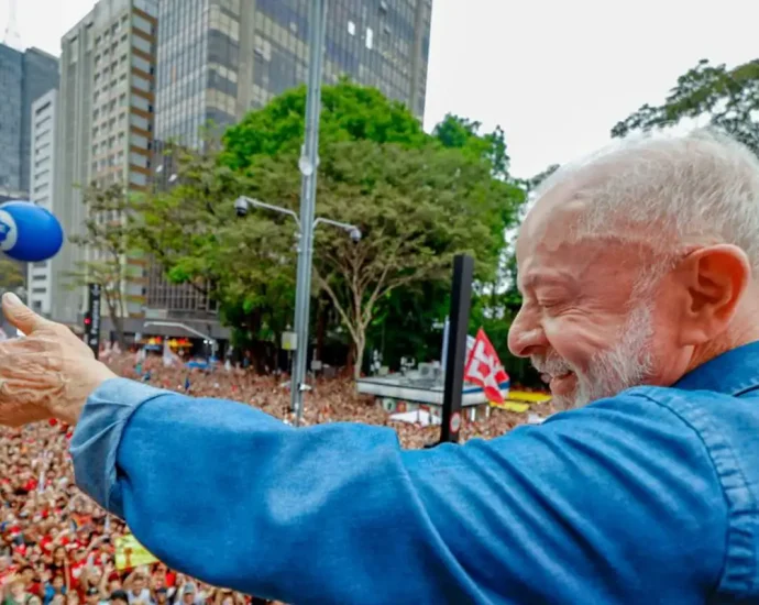 Ato pela Reeleição de Lula Mobiliza Multidões na Avenida Paulista