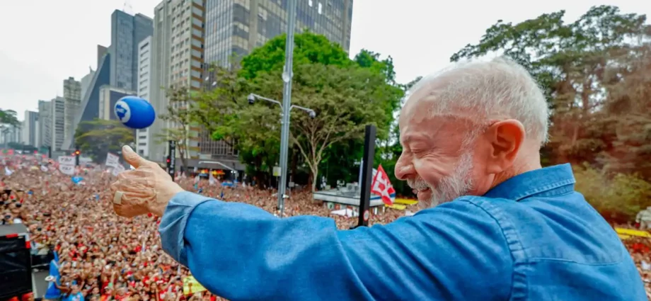 Ato pela Reeleição de Lula Mobiliza Multidões na Avenida Paulista