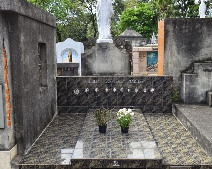 Polícia de SP investiga venda ilegal de dados de mortos a funerárias