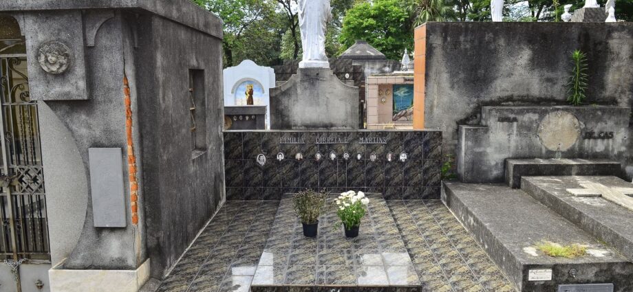 Polícia de SP investiga venda ilegal de dados de mortos a funerárias