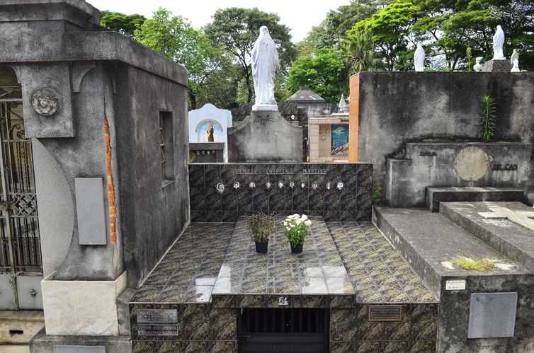 Polícia de SP investiga venda ilegal de dados de mortos a funerárias