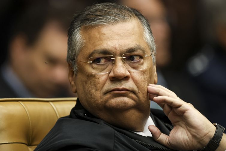 Flávio Dino determina que PF investigue possível interferência estrangeira nas eleições