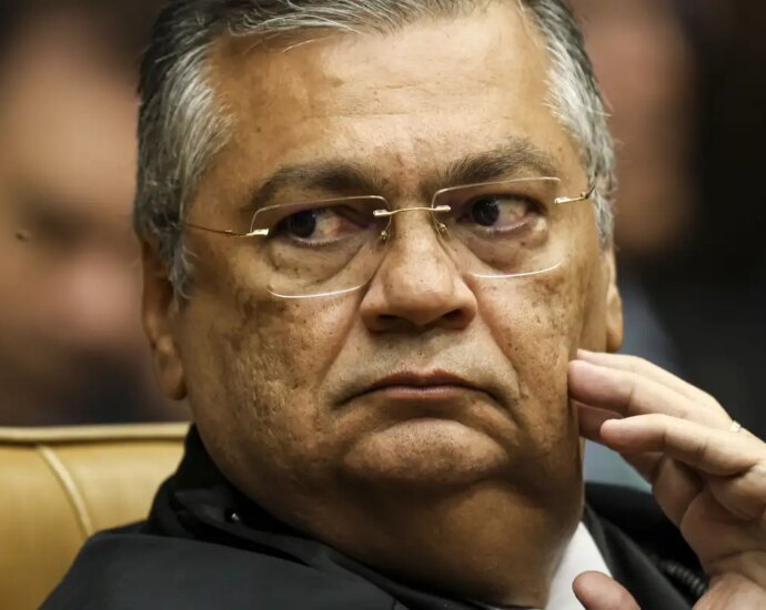 Flávio Dino determina que PF investigue possível interferência estrangeira nas eleições