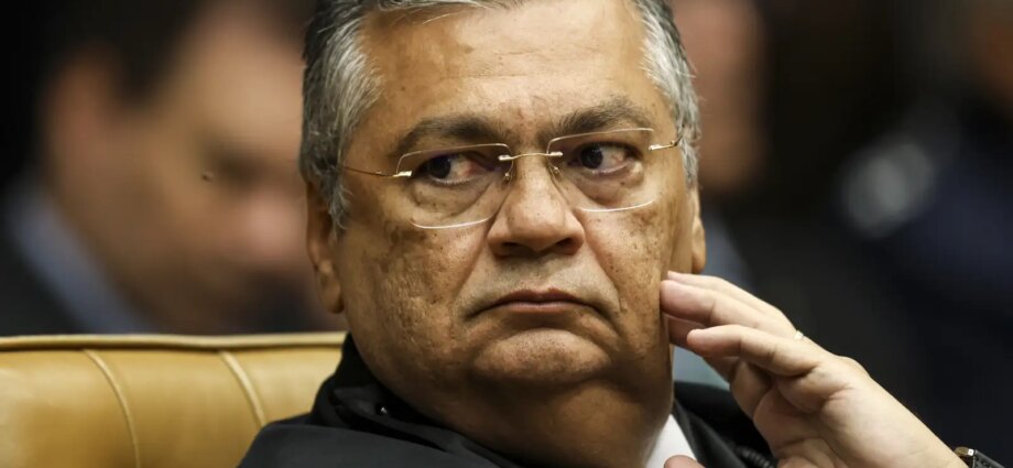 Flávio Dino determina que PF investigue possível interferência estrangeira nas eleições