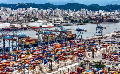 Terminal de Containers no Porto de Santos, lado Guarujá, São Paulo, Brasil! Uma vista aérea de Drone. Foto: Angelo F. Roesler/ Adobe Stock