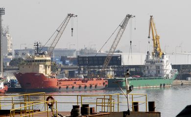 Atracação de navios no Caís do Porto do Rio de Janeiro, guindaste, container.