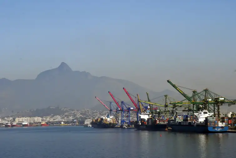 Previsão de Superávit Comercial do Brasil para 2026 é Revisada para US$ 84,4 Bilhões