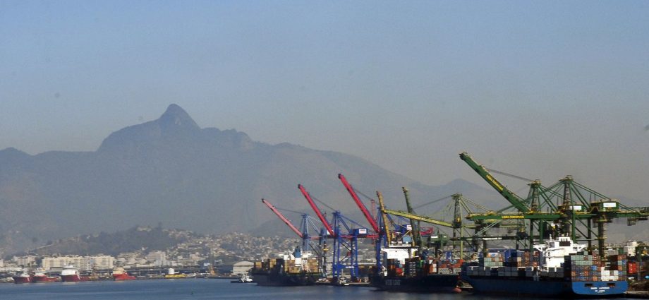 Previsão de Superávit Comercial do Brasil para 2026 é Revisada para US$ 84,4 Bilhões