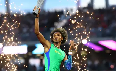 Athletics - 2026 World Athletics Ultimate Championships - National Athletics Centre, Budapest, Hungary - September 13, 2026 Brazil's Alison dos Santos celebrates after winning the Men's 400m Hurdles final REUTERS/Bernadett Szabo