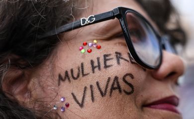 Brasília (DF), 07/12/2025 - O Levante Mulheres Vivas realiza ato na área central de Brasília para denunciar o feminicídio e todas as formas de violência contra mulheres. Foto: Marcelo Camargo/Agência Brasil