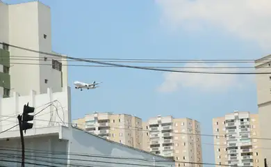 Avião da Latam, antiga TAM, sobrevoa o bairro de Jabaquara.