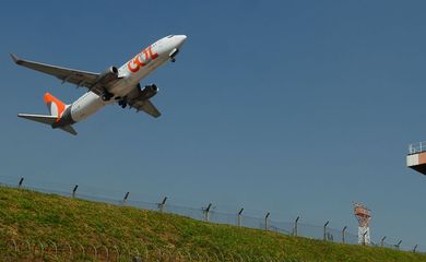 Avião decola no aeroporto de Congonhas.