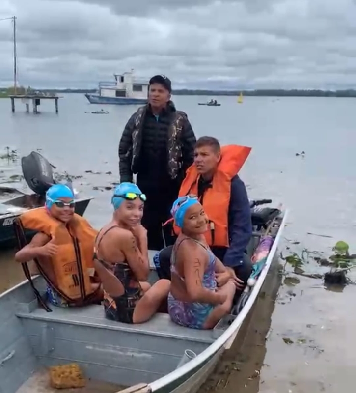 Noticia nadadores-de-9-anos-terminam-travessia-de-3-km-a-nado-no-rio-parana-aos-9-anos
