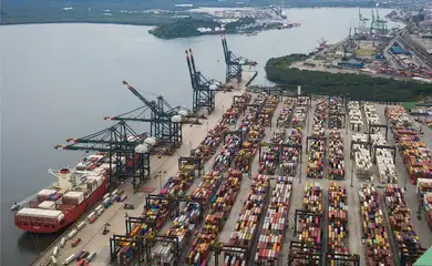O Porto de Santos responde por quase 30% da balança comercial do país. Importação, exportação, balança comercial, porto, navio, container, comércio exterior - Foto: Divulgação/Porto de Santos