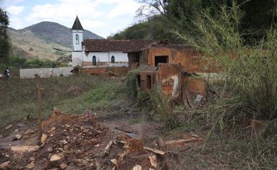 O distrito de Barra Longa (MG), atingido pelo rompimento da Barragem do Fundão, espera por reconstrução - Foto José Cruz/Agência Brasil