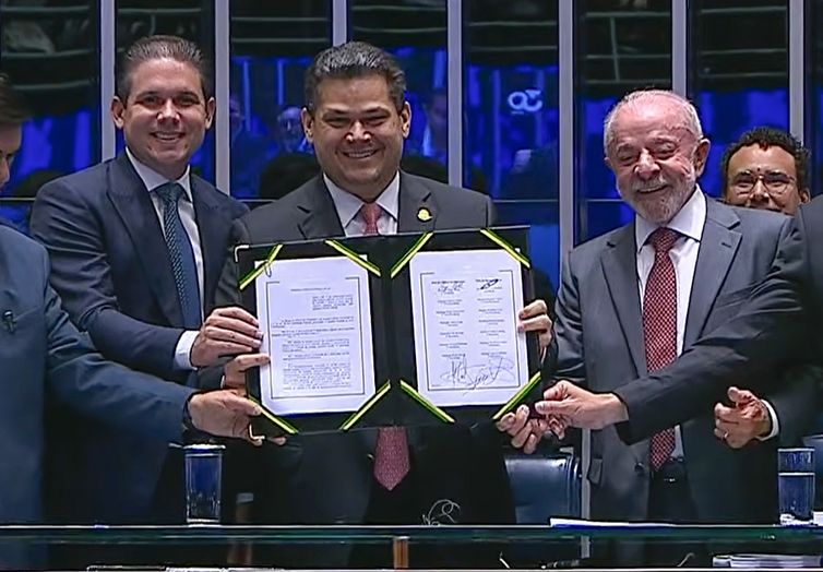 Congresso Promulga Emenda que Altera Escala de Trabalho no Brasil