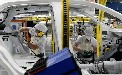 Os trabalhadores da montadora Fiat Chrysler Automobiles constroem um modelo Argo 2020, em meio à disseminação da doença por coronavírus (COVID-19), na fábrica de montagem em Betim