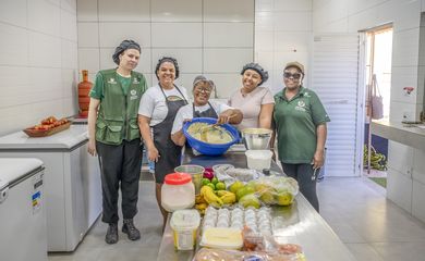 Rio de Janeiro (RJ), 22/08/2026 – Cozinha das Caranguejeiras, em Magé (RJ), transforma a ubarana em renda para as mulheres da comunidade. Desde janeiro, pescadores artesanais e catadores de caranguejos retiraram 12 mil kgs de resíduos do Rio Suruí e de suas margens com a Operação LimpaOca. Foto: Rodrigo Campanário/Divulgação