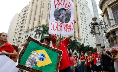 Rio de Janeiro (RJ), 07/10/2026 – Milhares de estudantes participam de manifestação em apoio à reeleição do presidente da República, Luiz Inácio Lula da Silva, no centro da cidade. Foto: Fernando Frazão/Agência Brasil