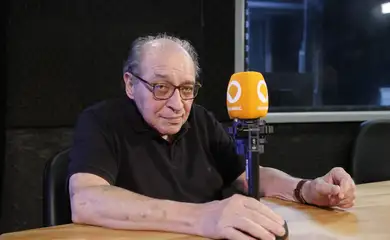 Rio de Janeiro (RJ), 02/03/2026 – O escritor Ruy Castro grava programas na Rádio MEC, com a esposa e jornalista Heloísa Seixas, e o programa Conversa com o Autor, com a jornalista Katy Navarro. Foto: Fernando Frazão/Agência Brasil