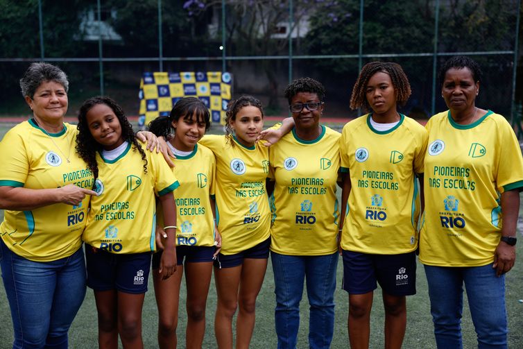 Ex-jogadoras da seleção incentivam meninas em escolas do Rio antes da Copa de 2027