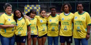 Ex-jogadoras da seleção incentivam meninas em escolas do Rio antes da Copa de 2027