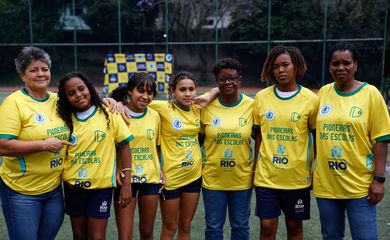 Rio de Janeiro (RJ), 21/10/2026 – Ex-jogadoras da seleção brasileira feminina de futebol Marisa, Fia e Pelé participam de atividades com alunas da rede pública de ensino na Escola Municipal Juan Antônio Samaranch, com o projeto Pioneiras nas Escolas. Foto: Fernando Frazão/Agência Brasil
