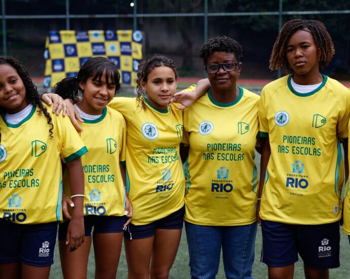 Ex-jogadoras da seleção incentivam meninas em escolas do Rio antes da Copa de 2027