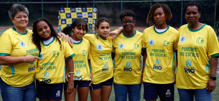 Ex-jogadoras da seleção incentivam meninas em escolas do Rio antes da Copa de 2027
